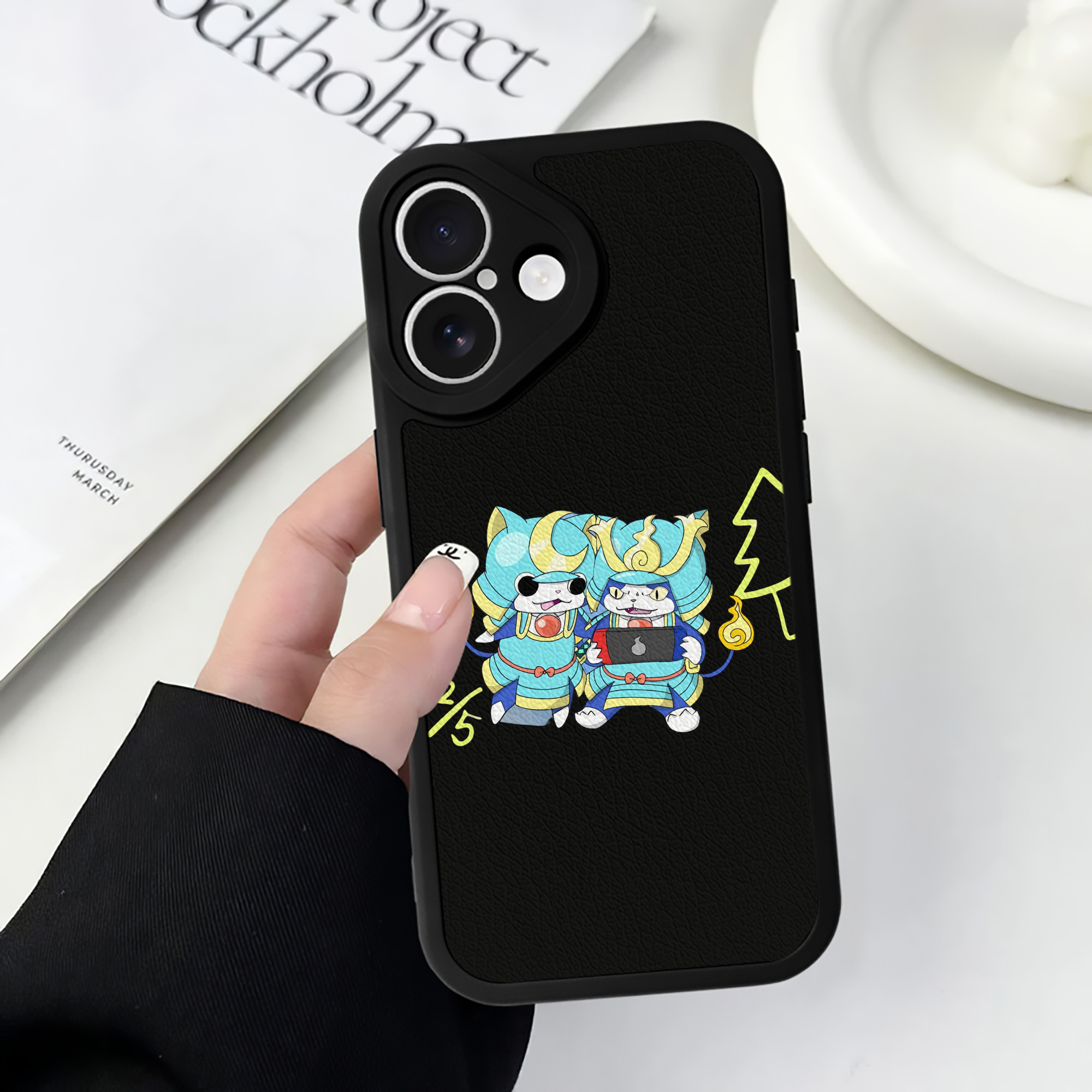 （画像用） 妖怪ウォッチ Yo-kai Watch 【iPhone 16シリーズ対応】シリコンスマホケース（レザー調） 材質：シリコン